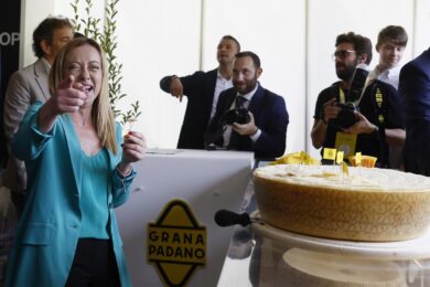 Le Monde contro Giorgia Meloni: “Cambia le regole, investitori in fuga”