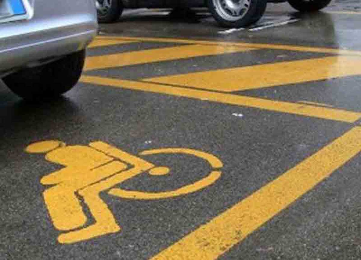 Roma, stretta sui pass disabili: le targhe sui permessi passano da tre a due Roma, stretta sui pass disabili: le targhe sui permessi passano da tre a due