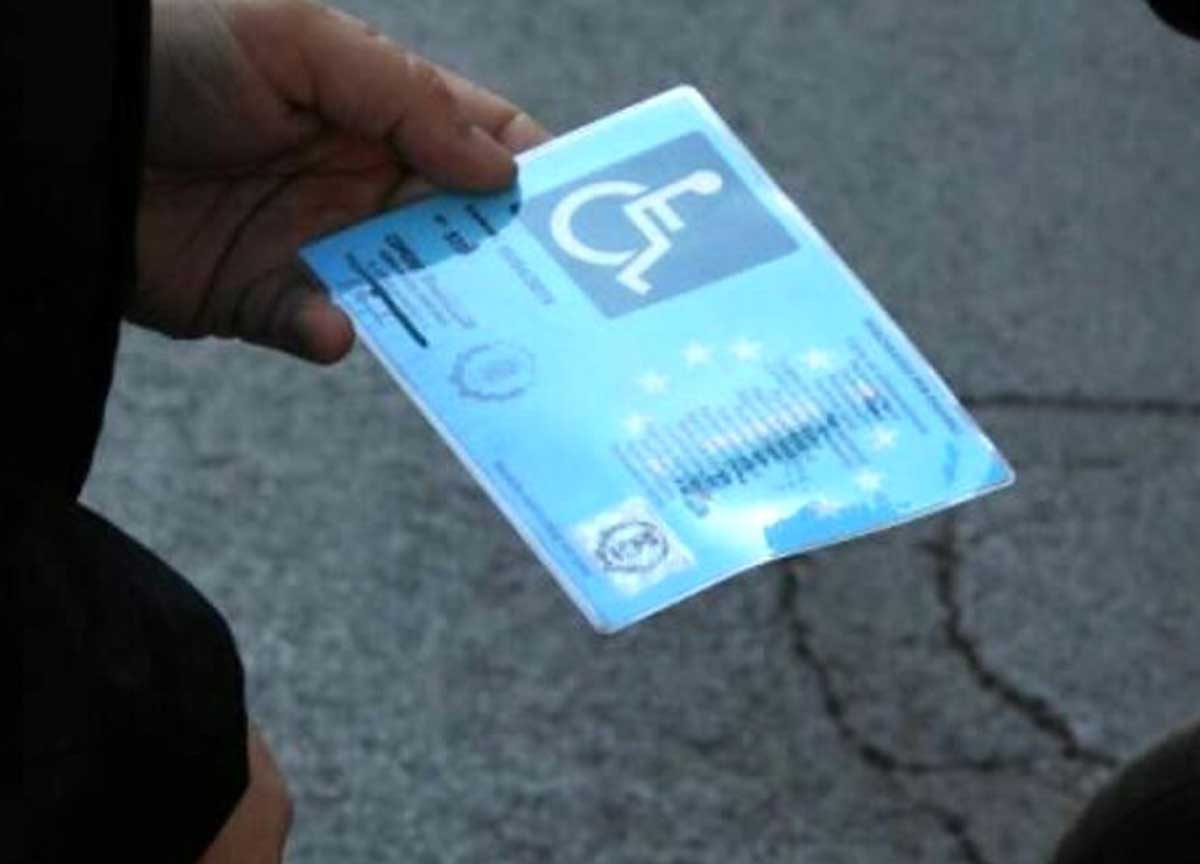 Roma, stretta sui pass disabili: le targhe sui permessi passano da tre a due Roma, stretta sui pass disabili: le targhe sui permessi passano da tre a due
