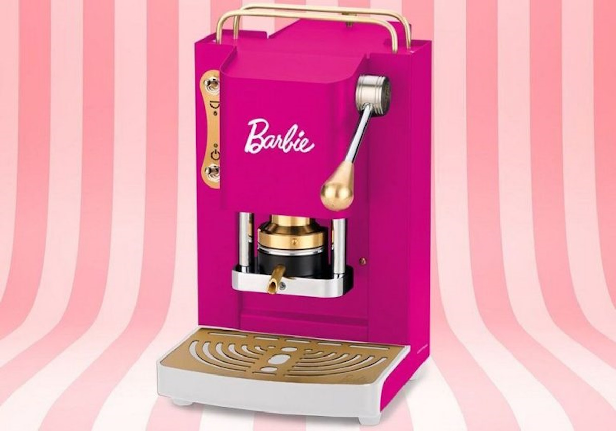 Faber lancia la macchinetta del caffè di Barbie, è glamour come la bambola Faber lancia la macchinetta del caffè di Barbie, è glamour come la bambola