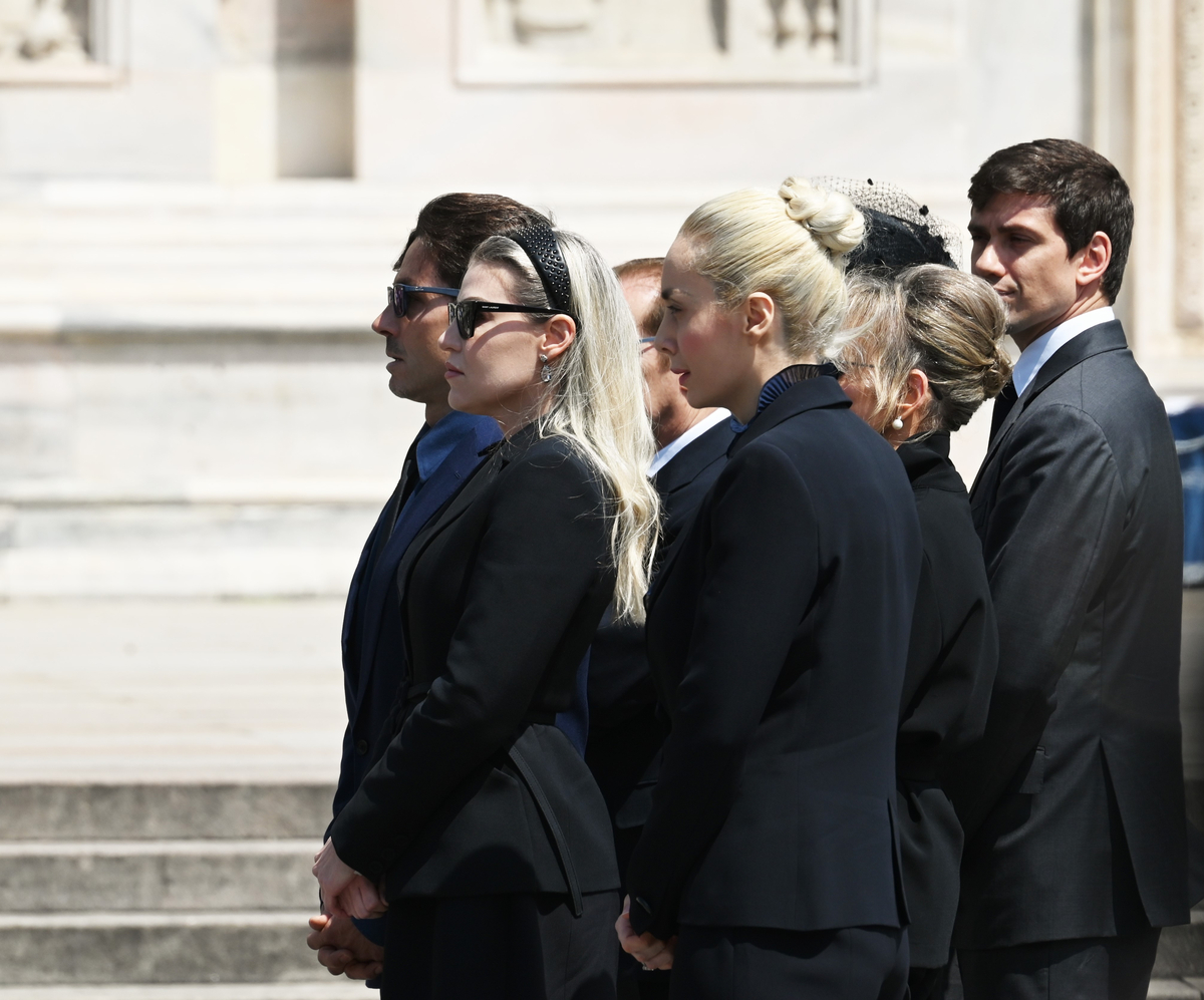 Berlusconi, i quadri mangiati dai tarli. La pazza idea degli eredi: un falò