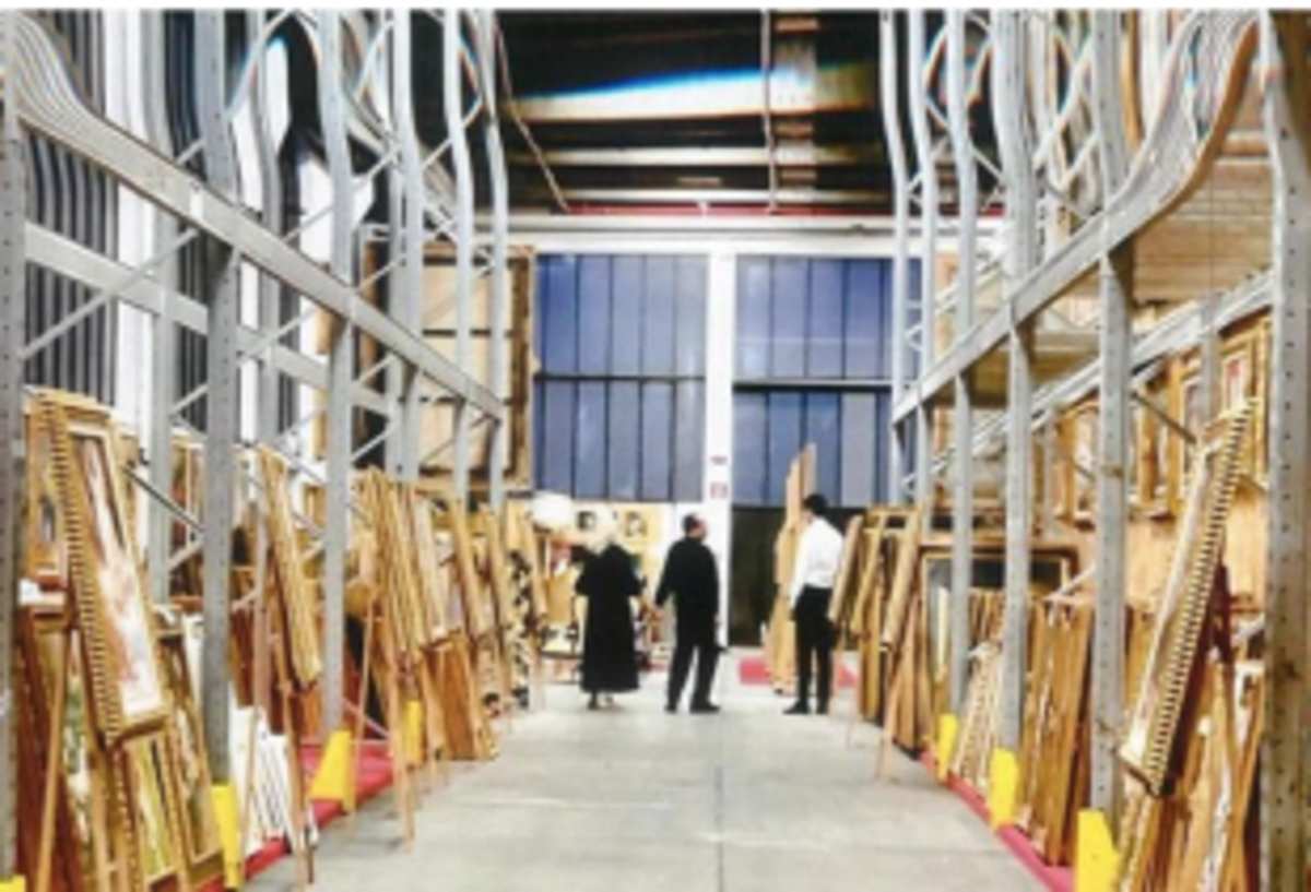 Berlusconi, i quadri mangiati dai tarli. La pazza idea degli eredi: un falò