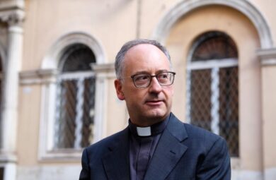 Padre Spadaro va al Sinodo. La triste parabola di un ex potente del Vaticano