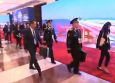 Putin beccato in Cina con la valigetta nucleare per il lancio di missili.VIDEO