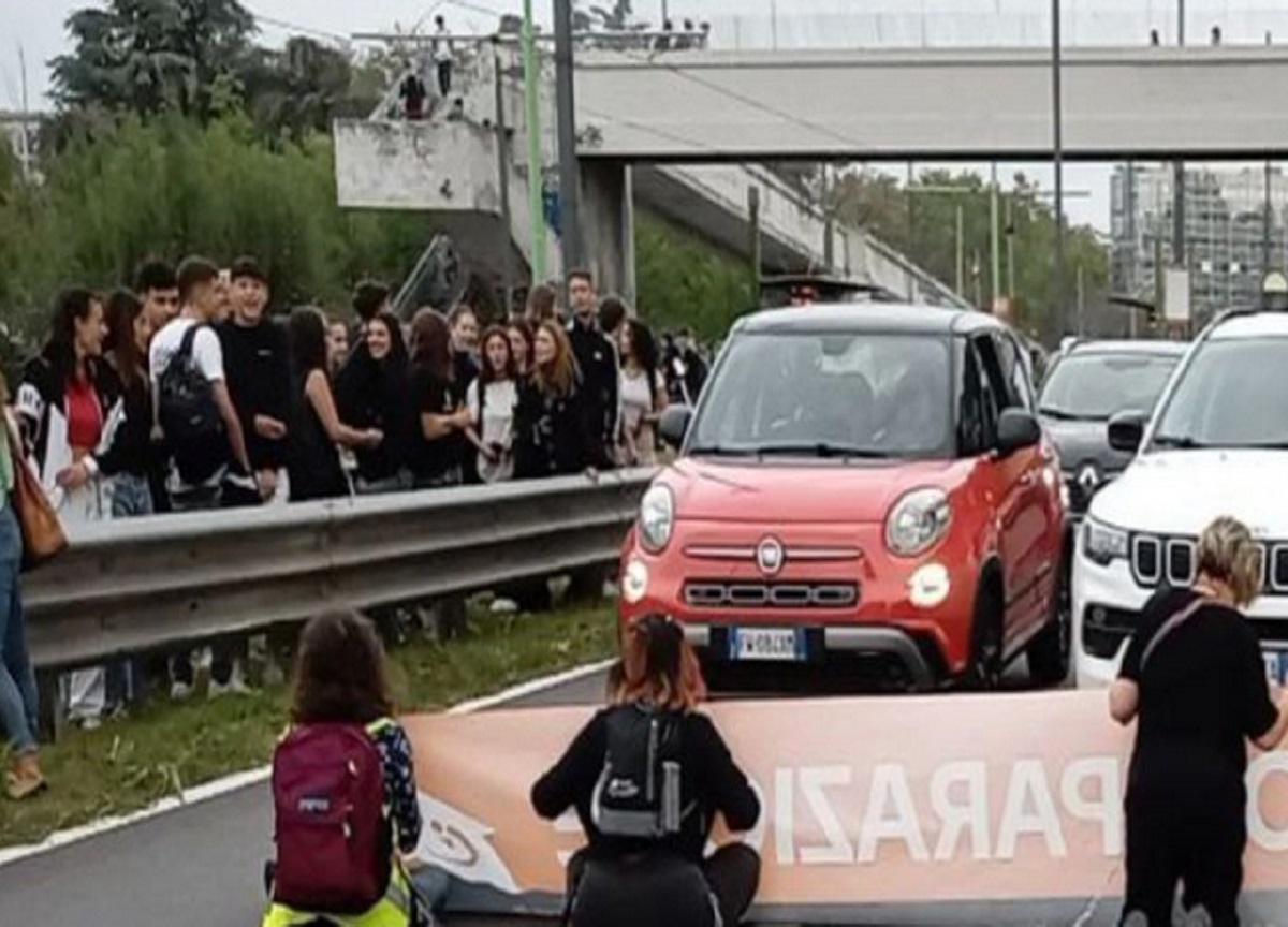 Ultima Generazione, due in ospedale: mani incollate all’asfalto della A4 Ultima Generazione, due in ospedale: mani incollate all’asfalto della A4