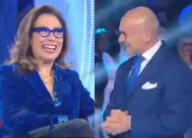 Giambruno-Meloni, l’ironia di Signorini-Buonamici: “Ti dona quel blu estoril”