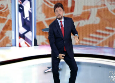 Crozza/ le scuse di Andrea Giambruno dopo i fuori onda di striscia: «Governo, amore… credimi non è come sembra»