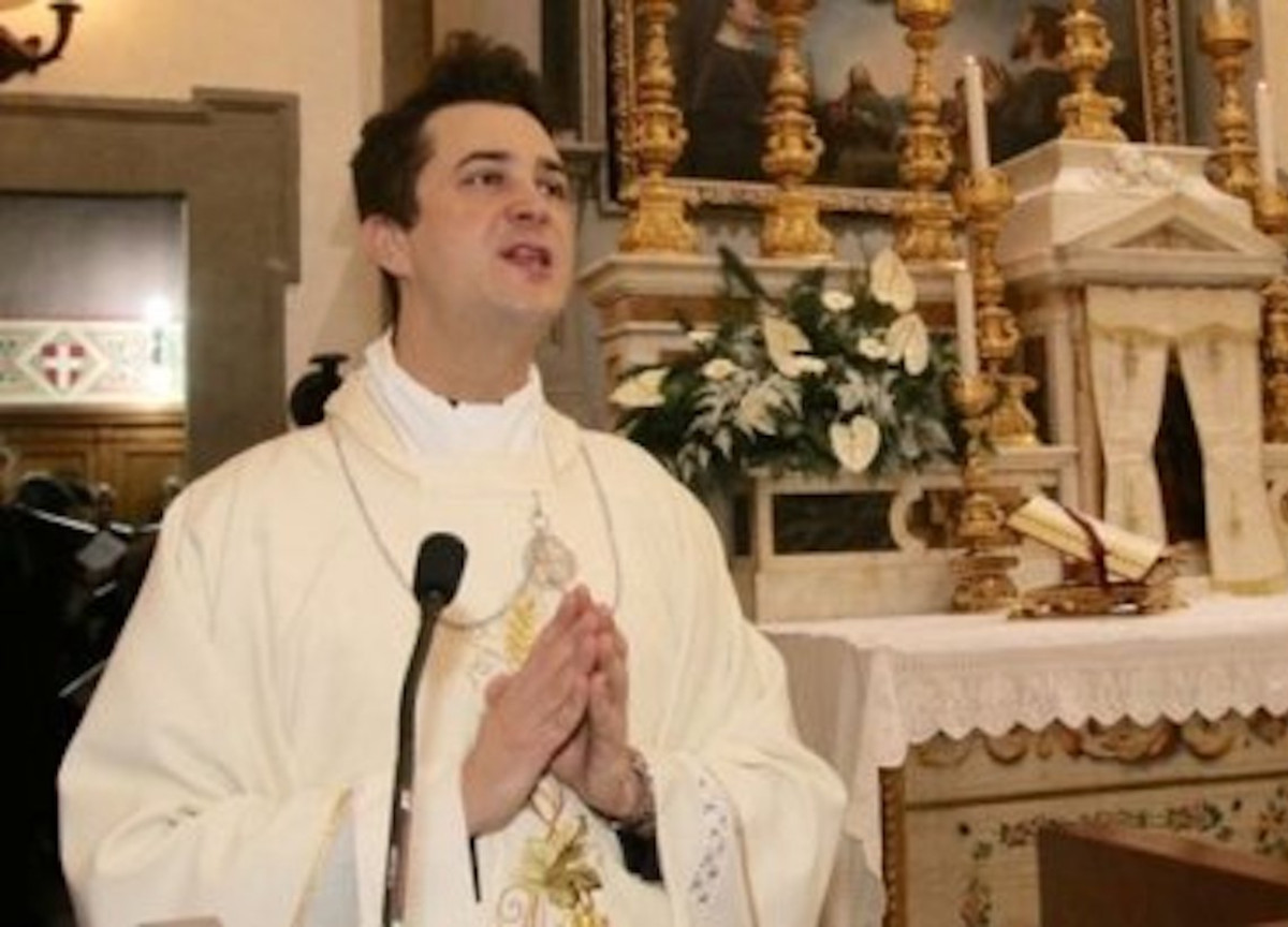 Festini coca-sesso con i soldi della Chiesa. Parroco ridotto allo stato laico