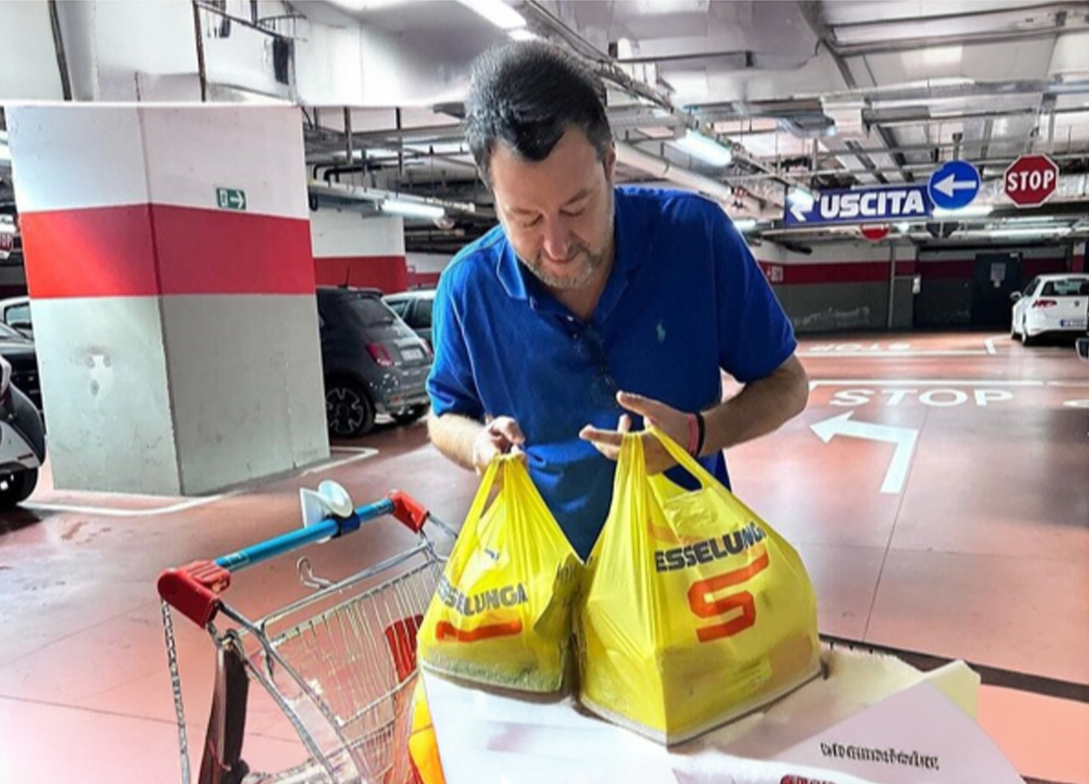 Giambruno-Meloni, Salvini all’Esselunga compra 1 kg di pesche per Ginevra Giambruno-Meloni, Salvini all’Esselunga compra 1 kg di pesche per Ginevra
