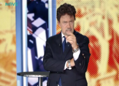 Crozza/ Giambruno spiega alle giornaliste inviate come evitare di essere palpeggiate per strada: “Fate la radio”
