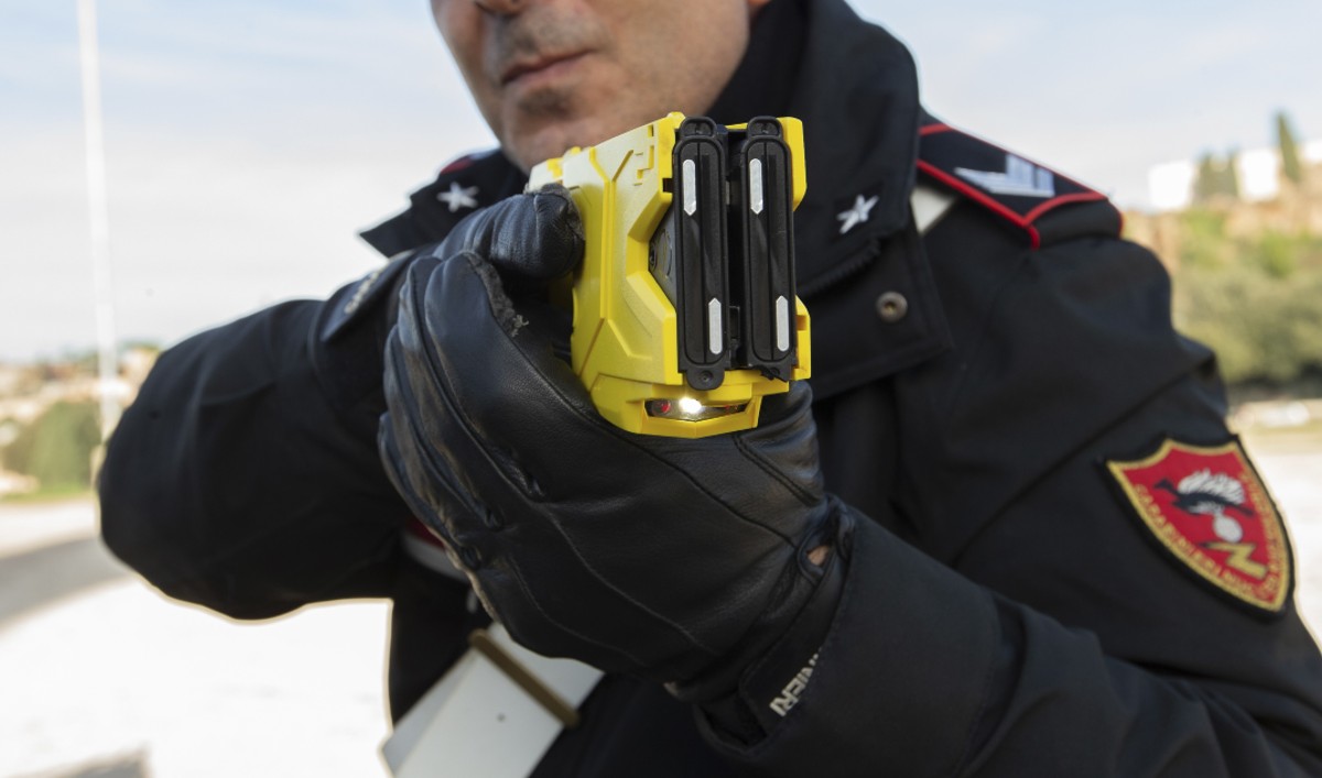 Galleria foto 'Violenza in città, Axon: “Taser pericoloso? Ecco perchè garantisce sicurezza”' - foto 1