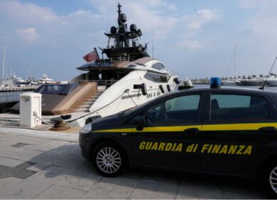 Roma, presi al porto i furbetti del reddito: nullatenenti con yacht e Porsche