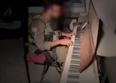 Soldato israeliano suona pianoforte in una casa distrutta dai razzi
