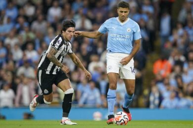 Newcastle abbraccia Tonali: striscioni, cori e applausi col Crystal Palace