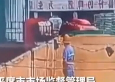 Cina, scatta l’indagine sull’operaio che urina nel birrificio Tsingtao. VIDEO