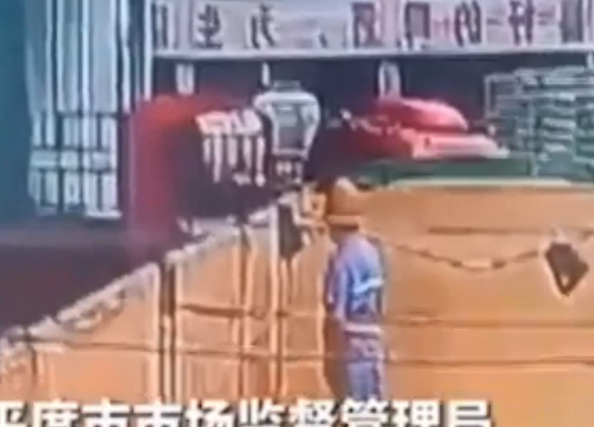 Cina, scatta l’indagine sull’operaio che urina nel birrificio Tsingtao. VIDEO Cina, scatta l’indagine sull’operaio che urina nel birrificio Tsingtao. VIDEO