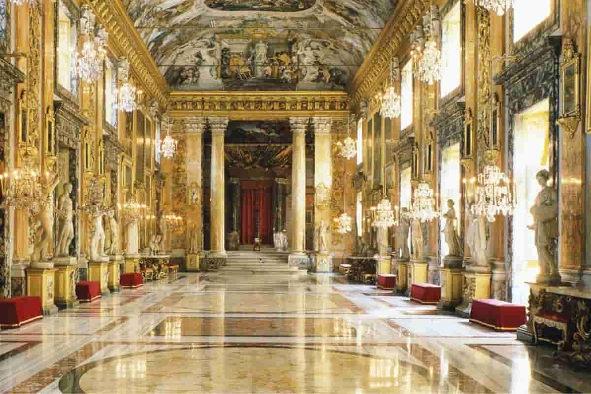 Roma, Palazzo Colonna si veste di piume di struzzo: Morfosis, così va la moda Roma, Palazzo Colonna si veste di piume di struzzo: Morfosis, così va la moda