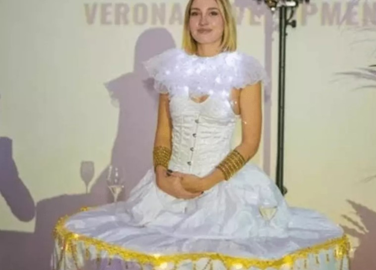 Il caso della ragazza tavolino alla festa. “Mi hanno pagata 150 € all’ora”