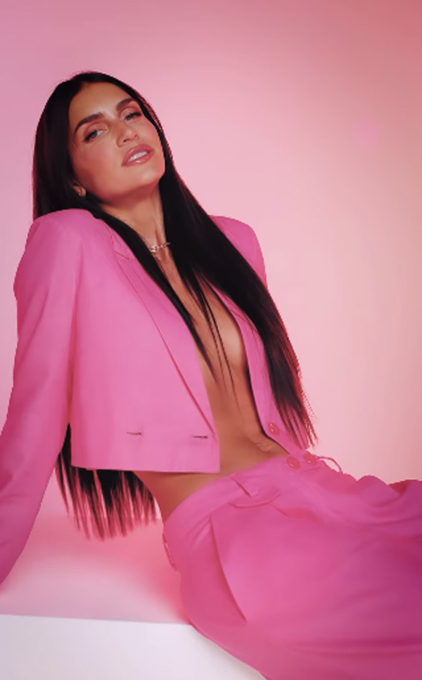 Zaira Nara, sotto la giacca niente: la sorella di Wanda senza reggiseno. FOTO