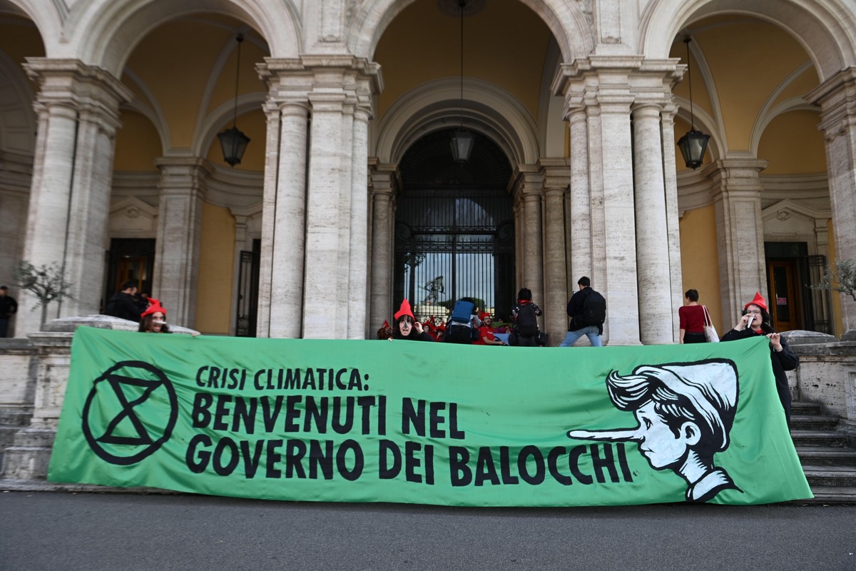 Gli eco-attivisti trasformano il Ministero di Salvini nel ‘paese dei balocchi’