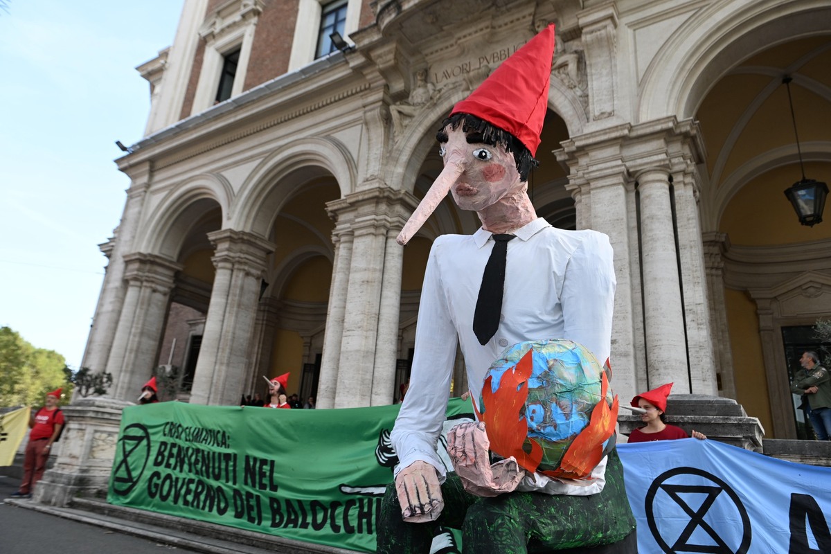 Gli eco-attivisti trasformano il Ministero di Salvini nel ‘paese dei balocchi’