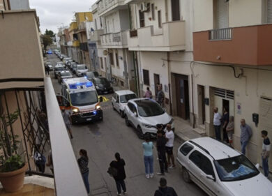 Brindisi, uccide la madre a colpi d’ascia. Ferisce il padre, si toglie la vita