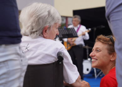 Amplifon a BookCity Milano: letture partecipate in una casa di riposo