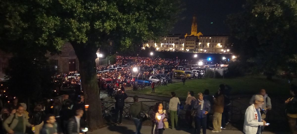 Firenze, 10mila persone ‘dalla parte della pace’: fiaccolata contro la guerra Firenze, 10mila persone ‘dalla parte della pace’: fiaccolata contro la guerra