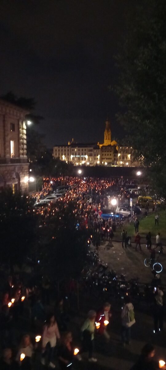 Galleria foto 'Firenze, 10mila persone ‘dalla parte della pace’: fiaccolata contro la guerra' - foto 2