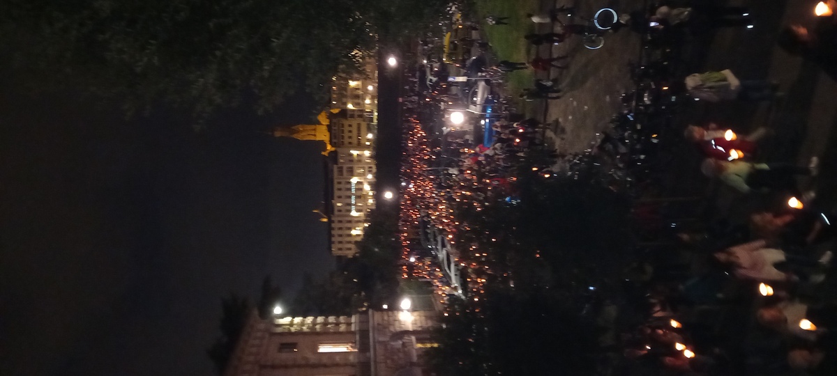 Firenze, 10mila persone ‘dalla parte della pace’: fiaccolata contro la guerra Firenze, 10mila persone ‘dalla parte della pace’: fiaccolata contro la guerra