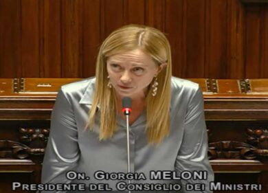 Meloni inferocita in Aula: “Me fermo qua che è mejo”. Fitto: “Li hai asfaltati”
