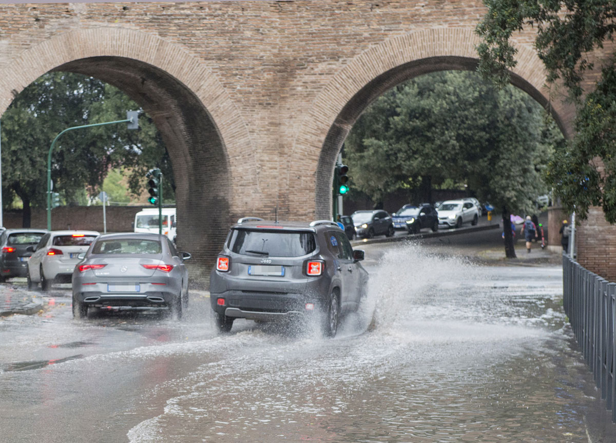 Via da Roma città “ostile”: trovano lavoro solo le badanti. Crisi infinita