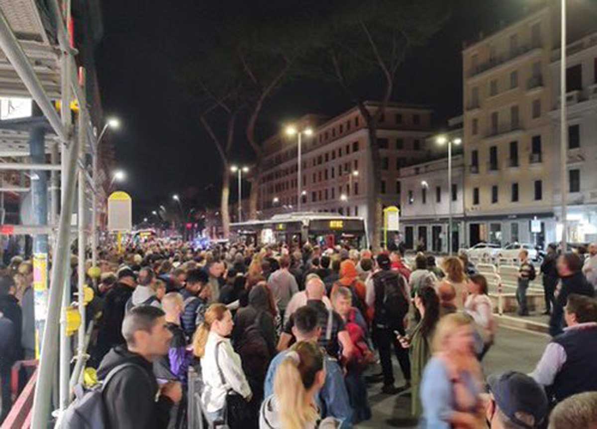 Via da Roma città “ostile”: trovano lavoro solo le badanti. Crisi infinita