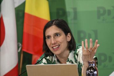 “Pace subito”, Conte e M5S in piazza. Schlein no (per non sfasciare il Pd)