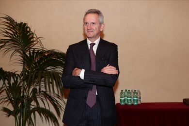 Mediobanca, trimestre super: ricavi su del 14% a 863 mln. Utile a 352 mln