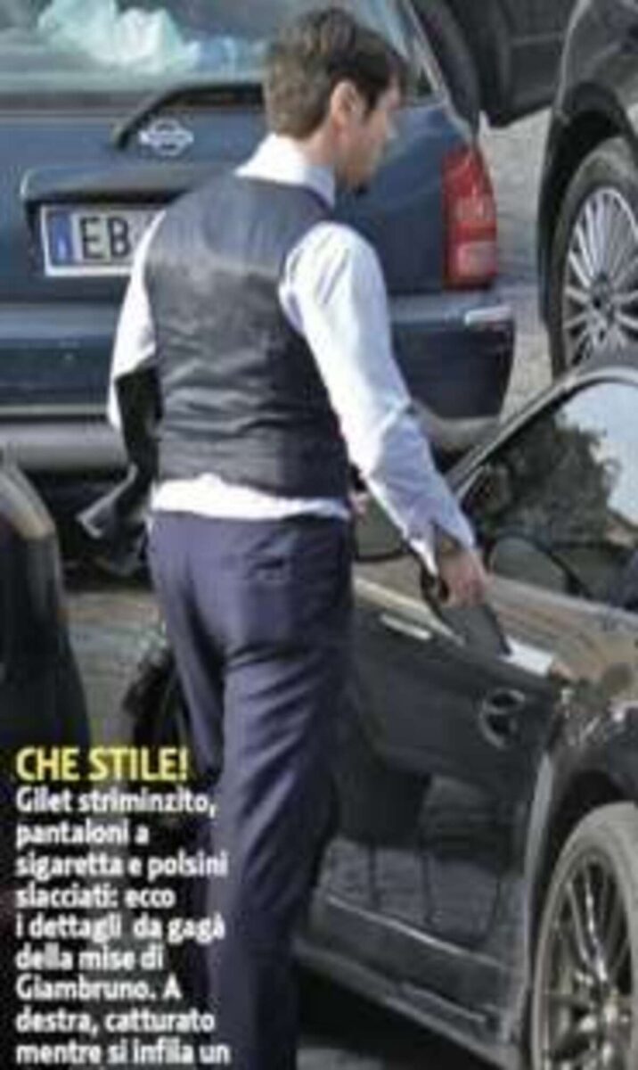 Giambruno si scaccola sulla Porsche: l’ex signor Meloni gira per Roma. Le foto