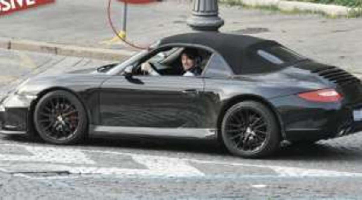 Giambruno si scaccola sulla Porsche: l’ex signor Meloni gira per Roma. Le foto