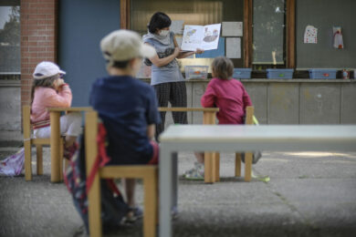 Nidi gratis per tutti, Fdi: “Donne facciano figli”. Il Pd risponde: “Misogini”