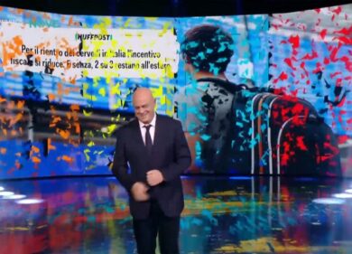 Crozza/Monologo “Richiedere il passaporto in Italia? C’è gente che si mette in coda e quando arriva allo sportello deve rifarsi la foto perché nel frattempo è invecchiata»