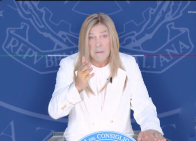 Crozza/Meloni sul rincaro prezzi di assorbenti e latte in polvere: «E che devo soffrire solo io come donna?!»