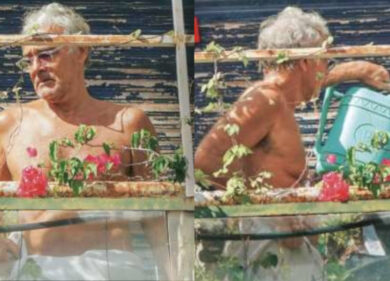 Giletti annaffia i fiori sul balcone, gli scatti del conduttore mezzo nudo