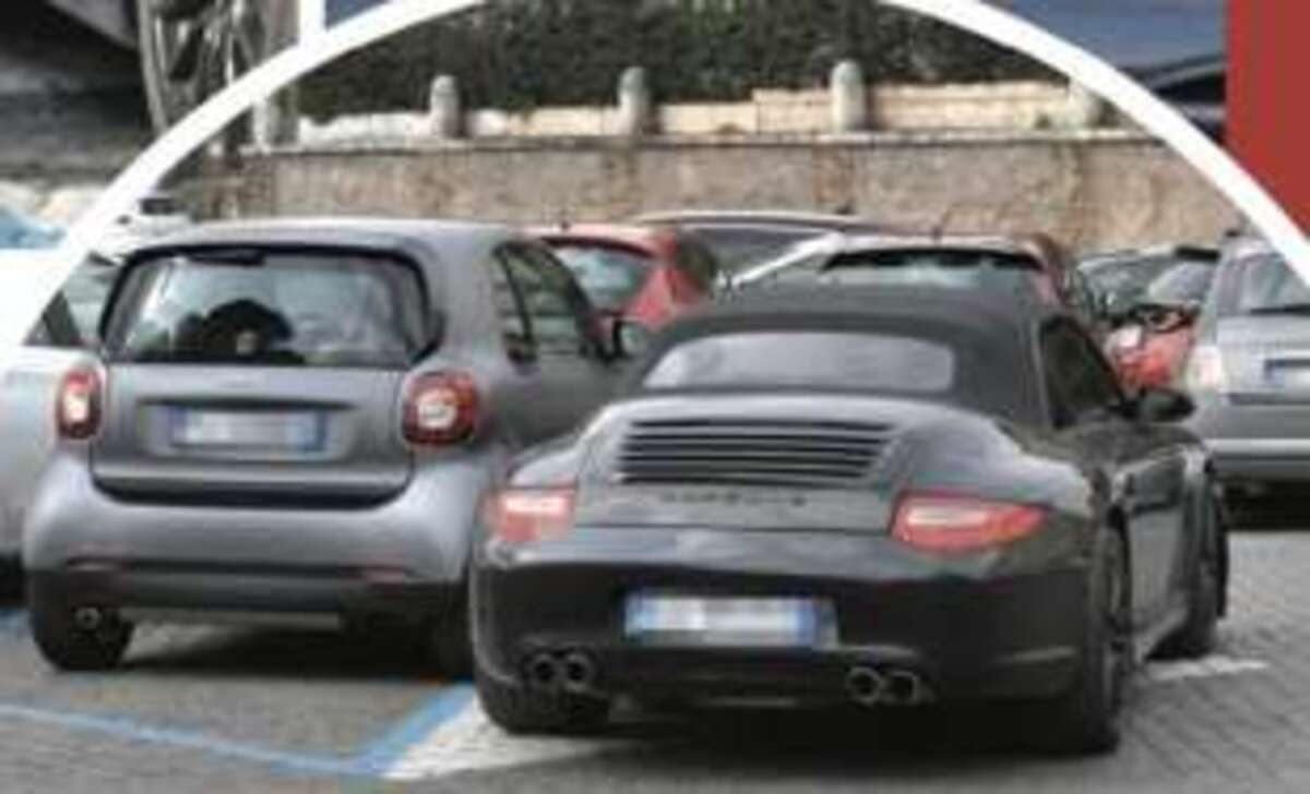 Giambruno si scaccola sulla Porsche: l’ex signor Meloni gira per Roma. Le foto