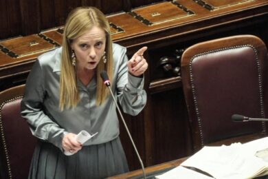 Giambruno, Meloni contro Berlusconi: come la guerra tra greci e troiani