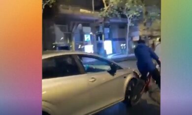 Auto travolge un corteo di ciclisti pro Palestina e poi fugge: guarda il video