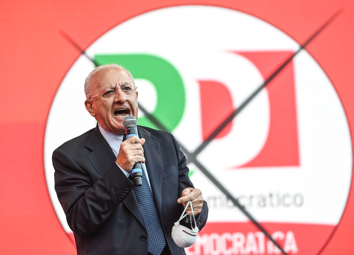 De Luca, il libro contro il Pd vola: traballa il primato di Vannacci De Luca, il libro contro il Pd vola: traballa il primato di Vannacci