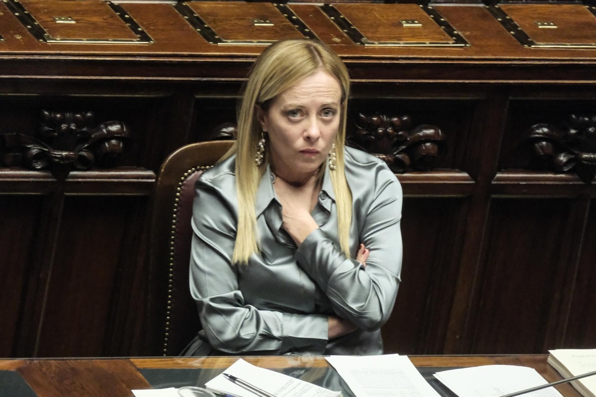 Giambruno, “Meloni piange” e “la premier non è serena”. Sinistra maschilista