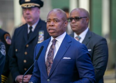 NY, il sindaco spedisce indietro i migranti: è buonista con il deretano altrui