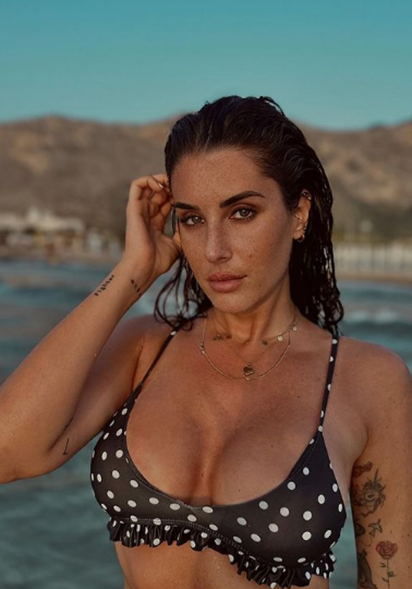 Valentina Vignali, scollatura vertiginosa! E regina Nba sul campo dei Celtics