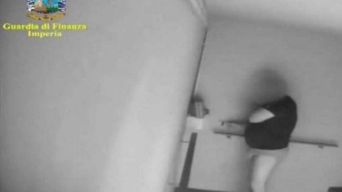 Vigile timbrava il cartellino in mutande. Ora riavrà il posto e gli arretrati Vigile timbrava il cartellino in mutande. Ora riavrà il posto e gli arretrati