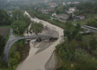 Maltempo in Emilia Romagna, ponte crollato a Terenzo: le immagini dal drone